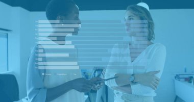 Ofisteki çeşitli kadın iş arkadaşlarının grafikleri. İş, finans, ağ ve teknoloji konsepti dijital olarak oluşturuldu.