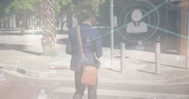 Afro-Amerikan iş adamı ve bulutlar üzerindeki bağlantıların resmi. İş, ağ, bağlantılar ve teknoloji konsepti dijital olarak oluşturuldu.