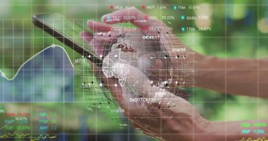 Tablet kullanan beyaz bir kadının elleri üzerinde finansal grafikler, veriler ve dünya resmi. Ağ, finans, ekonomi ve teknoloji konsepti dijital olarak oluşturuldu.