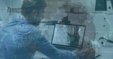 Bilgisayarla veri işleme ve beyaz iş adamının üzerindeki dünya görüntüsü. Küresel iş, bilgisayar ve dijital arayüz kavramı dijital olarak oluşturulmuş görüntü.