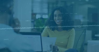 Dizüstü bilgisayarı olan bir kadının resmi. İş, finans ve ekonomi kavramı dijital olarak oluşturulmuş imaj.