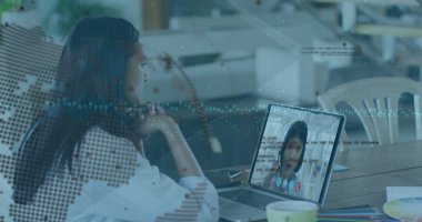 Grafikler, dünya ve veriler dizüstü bilgisayarında görüntü çağrısı olan bir kadın hakkında. İş, finans, ekonomi ve teknoloji konsepti dijital olarak oluşturulmuş imaj.