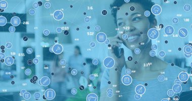 Ofiste akıllı telefon kullanan Afro-Amerikan iş kadınının veri işleme görüntüsü. Küresel iş ve dijital arayüz kavramı dijital olarak oluşturulmuş görüntü.