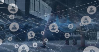 Afrika kökenli Amerikalı bir kadının egzersiz yaptığı gökyüzü ve bağlantı ağının görüntüsü. Dijital olarak oluşturulmuş küresel bağlantılar, spor ve dijital arayüz kavramı.