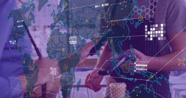 Akıllı telefondan ödeme yapan farklı insanlar üzerinde dünya haritasıyla veri işleme görüntüsü. Dijital olarak oluşturulan küresel finansman, perakende ve dijital arayüz kavramı.