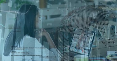 Bilgisayarı kullanarak iş kadınının veri işleme ve dünya üzerindeki görüntüsü. Küresel iş, bilgisayar ve dijital arayüz kavramı dijital olarak oluşturulmuş görüntü.