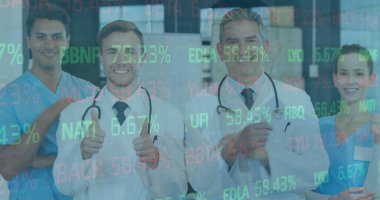 Çeşitli doktorların veri işleme görüntüsü. Küresel tıp, teknoloji, veri işleme ve dijital arayüz kavramı dijital olarak oluşturuldu.