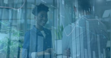 Ofisteki çeşitli iş adamlarıyla ilgili finansal veri işleme resmi. Küresel iş ve dijital arayüz kavramı dijital olarak oluşturulmuş görüntü.