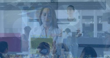 Ofiste tablet kullanan Asyalı kadının finansal verileri ve grafikleri. İş, finans, ekonomi, iletişim ve işbirliği konsepti dijital olarak oluşturulmuş görüntü.