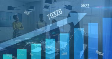 Ofisteki çeşitli iş arkadaşlarıyla ilgili finansal verilerin ve grafiklerin resmi. İş, finans, ekonomi, iletişim ve işbirliği konsepti dijital olarak oluşturulmuş görüntü.