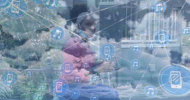 Bulutlar üzerindeki bağlantı ağı ve bisikletli Afrikalı Amerikalı kadın. Spor, aktif yaşam tarzı, iletişim ve bağlantılar konsepti dijital olarak oluşturulmuş görüntü.