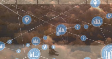 Afrika kökenli Amerikalıların egzersiz ve bulutlar üzerindeki bağlantılarının görüntüsü. Spor, spor ve teknoloji konsepti dijital olarak oluşturulmuş görüntü.