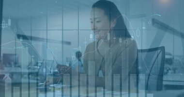 Ofisteki çeşitli iş adamlarıyla ilgili finansal veri işleme resmi. Küresel iş ve dijital arayüz kavramı dijital olarak oluşturulmuş görüntü.