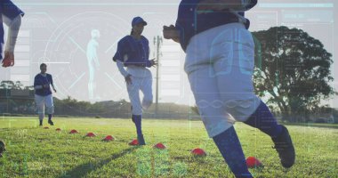 Stadyumdaki ragbi oyuncuları üzerinden veri işleme görüntüsü. Spor ve rekabet konsepti dijital olarak oluşturulmuş imaj.