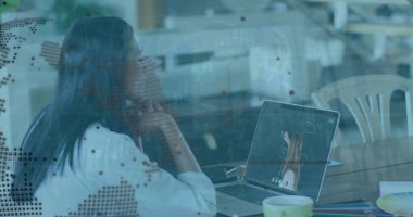 Bilgisayarı kullanarak iş kadınının veri işleme ve dünya üzerindeki görüntüsü. Küresel iş, bilgisayar ve dijital arayüz kavramı dijital olarak oluşturulmuş görüntü.