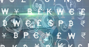 QR kodlu akıllı telefonu tutan simgelerin ve ellerin üzerindeki para birimi sembollerinin resmi. Küresel finans, ekonomi, ağ ve teknoloji konsepti dijital olarak oluşturulmuş görüntü.