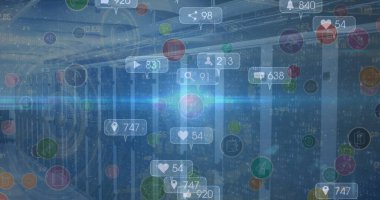 Sunucuların üzerinde sosyal medya tepkisi ve teknik simgeler. Küresel ağ, iletişim ve teknoloji konsepti dijital olarak oluşturuldu.