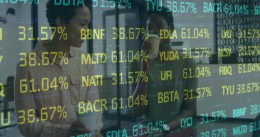 Ofiste konuşan çeşitli iş adamlarının veri işleme görüntüsü. Küresel iş ve dijital arayüz kavramı dijital olarak oluşturulmuş görüntü.