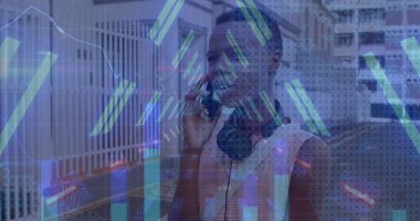 Akıllı telefon kullanan Afrikalı Amerikalı bir kadının dijital veri işleme görüntüsü. Küresel bağlantılar, veri işleme ve dijital arayüz konsepti dijital olarak oluşturulmuş resim.