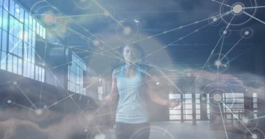 Bulutların üzerindeki bağlantıların görüntüsü ve Afro-Amerikan kadın atlaması. Spor, aktif yaşam tarzı, iletişim ve bağlantılar konsepti dijital olarak oluşturulmuş görüntü.