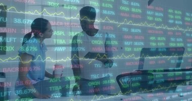 Çeşitli iş adamları yerine borsa imajı. Küresel iş, bilgisayar ve dijital arayüz kavramı dijital olarak oluşturulmuş görüntü.