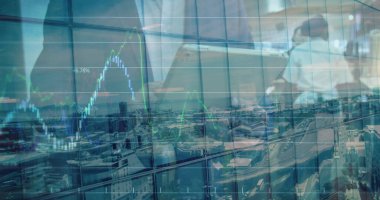 Tablet kullanan kişi üzerinde finansal grafik ve veri işleme resmi. Küresel iş, finans, veri işleme ve dijital arayüz kavramı dijital olarak oluşturuldu.