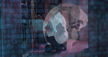 Afro-Amerikan erkek sunucu oda çalışanı üzerinde veri işleme ve küre görüntüsü. Bulut hesaplama kavramı dijital olarak oluşturulmuş resim.