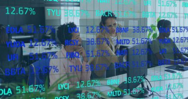 Ofiste konuşan çeşitli iş adamlarının veri işleme görüntüsü. Küresel iş ve dijital arayüz kavramı dijital olarak oluşturulmuş görüntü.