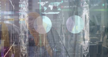 Müslüman iş kadınları üzerindeki finansal grafik ve veri işleme görüntüsü. Küresel iş, finans, veri işleme ve dijital arayüz kavramı dijital olarak oluşturuldu.