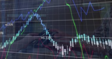 Elle ödemenin üzerinde akıllı telefonla veri işleme görüntüsü. Küresel iş ve dijital arayüz kavramı dijital olarak oluşturulmuş görüntü.