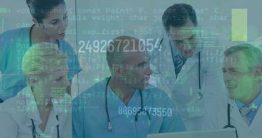 Çeşitli doktorların veri işleme görüntüsü. Küresel tıp, teknoloji, veri işleme ve dijital arayüz kavramı dijital olarak oluşturuldu.