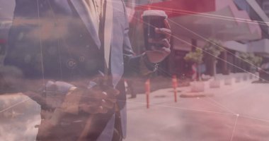 Kafkasyalı iş adamının kahve içip, bulutların ortasındaki bağlantıların görüntüsü. İş, ağ, bağlantılar ve dijital olarak oluşturulan iletişim konsepti.