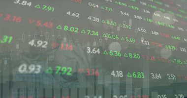 Şehir manzarası üzerindeki finansal grafiklerin ve verilerin resmi. Küresel finans, ekonomi ve iş konsepti dijital olarak oluşturulmuş imaj.