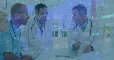 Çeşitli doktorların veri işleme görüntüsü. Küresel tıp, teknoloji, veri işleme ve dijital arayüz kavramı dijital olarak oluşturuldu.