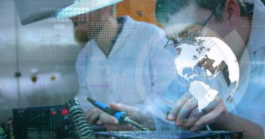 Çeşitli iş adamlarının veri işleme görüntüsü. Küresel iş dünyası dijital arayüz teknolojisi ve dijital olarak oluşturulan ağ konsepti.