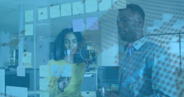 Ofisteki çeşitli iş adamları üzerinde finansal veri işleme ve küreye ait görüntüler. Küresel iş ve dijital arayüz kavramı dijital olarak oluşturulmuş görüntü.