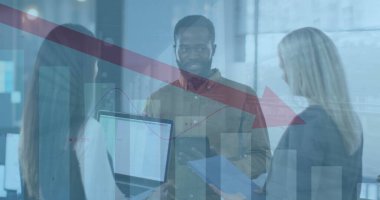 Ofiste konuşan çeşitli iş adamlarının veri işleme görüntüsü. Küresel iş ve dijital arayüz kavramı dijital olarak oluşturulmuş görüntü.