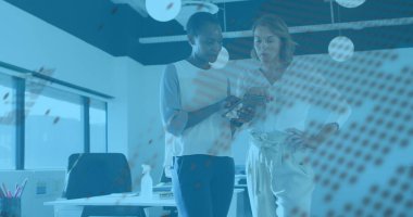 Ofisteki çeşitli kadın iş arkadaşlarının üzerinde grafikler ve dünya resmi. İş, finans, ağ ve teknoloji konsepti dijital olarak oluşturuldu.