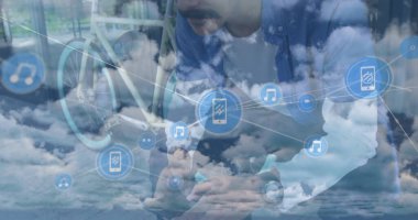 Bulutlar üzerindeki bağlantıların ve akıllı telefon ve bisikleti olan adamın görüntüsü. Spor, aktif yaşam tarzı, iletişim ve bağlantılar konsepti dijital olarak oluşturulmuş görüntü.