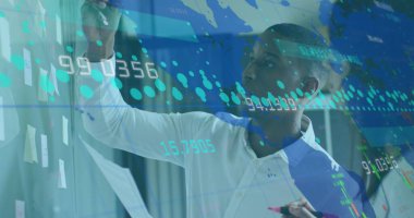 Çeşitli erkek doktor ve hastaların veri işleme görüntüleri. Küresel işletme finans borsası ve teknoloji konsepti dijital olarak üretilen imaj.