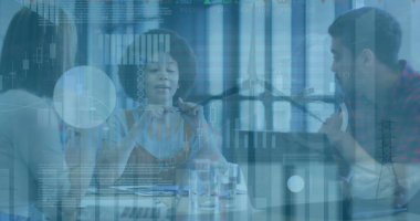 Çeşitli iş adamları üzerinde finansal veri işleme ve rüzgar türbininin görüntüsü. Küresel iş, bilgisayar ve dijital arayüz kavramı dijital olarak oluşturulmuş görüntü.