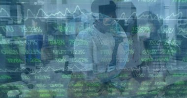 Ofisteki çeşitli iş arkadaşlarıyla ilgili finansal verilerin ve grafiklerin resmi. İş, finans, ekonomi, iletişim ve işbirliği konsepti dijital olarak oluşturulmuş görüntü.