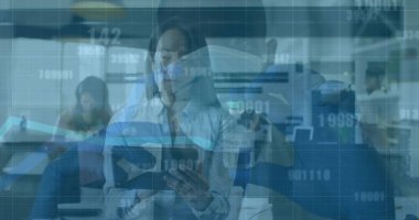 Ofiste tablet kullanan Asyalı kadının finansal verileri ve grafikleri. İş, finans, ekonomi, iletişim ve işbirliği konsepti dijital olarak oluşturulmuş görüntü.