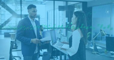 Ofisteki çeşitli iş adamlarıyla ilgili finansal veri işleme resmi. Küresel iş ve dijital arayüz kavramı dijital olarak oluşturulmuş görüntü.