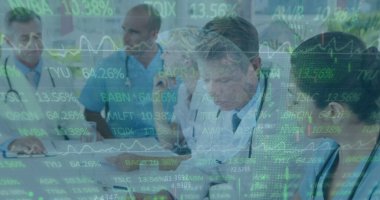Çeşitli doktorların konuştuğu finansal verilerin görüntüsü. Sağlık, ilaç ve finans kavramı dijital olarak üretilen imaj.