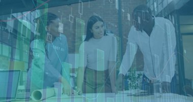 Ofisteki çeşitli kadın ve erkek iş arkadaşlarının üzerindeki grafikler. İş, finans ve ekonomi kavramı dijital olarak oluşturulmuş imaj.