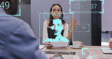 Sosyal medya simgeleri, ofiste bir erkekle konuşan bir kadının görüntüsü. Sosyal medya, çevrimiçi pazarlama ve dijital olarak üretilen iş konsepti.