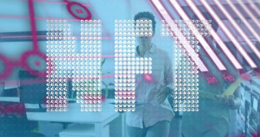 Ofisteki kadının resmi ve grafikleri. Dijital kaynaklar, finans, iş ve teknoloji konsepti dijital olarak oluşturulmuş görüntü.