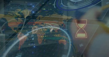 Sunucu odasının üzerindeki veri işleme ve küresinin resmi. Küresel nakliye işi veri işleme ve dijital olarak üretilen görüntü teknolojisi kavramı.