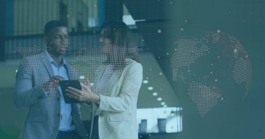 Dünya haritası ve dünyanın farklı iş adamlarının üzerindeki görüntüsü. Küresel iş, bilgisayar ve dijital arayüz kavramı dijital olarak oluşturulmuş görüntü.